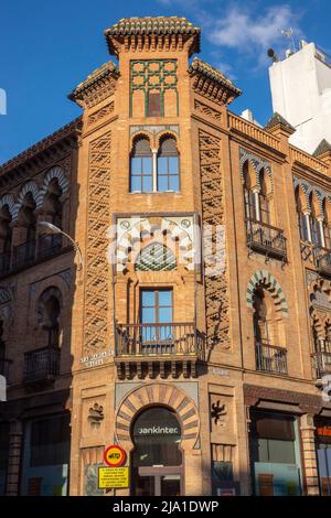 Le bâtiment Bankinter façade Séville, Un style néo-mudéjar de l'architecture de renouveau mauresque sur la Calle Martin ville, Séville Espagne Banque D'Images