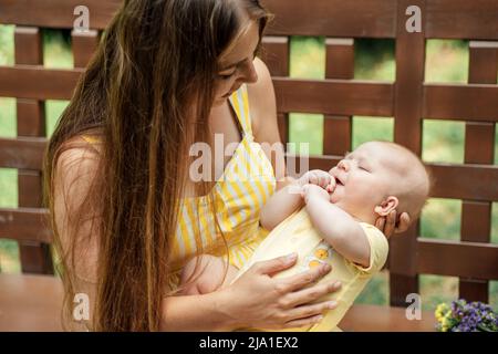 La santé mentale en période post-partum.Santé mentale maternelle.Comment éviter les troubles de grossesse et de postpartum, le blues post-partum de bébé, la dépression.Portrait Banque D'Images