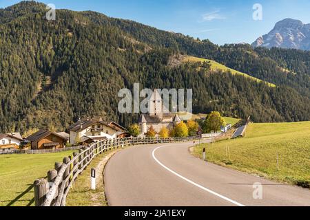 Paysage de Val Badia avec Castel Tor à San Martino à Badia, province de Bolzano, Tyrol du Sud, Italie Banque D'Images