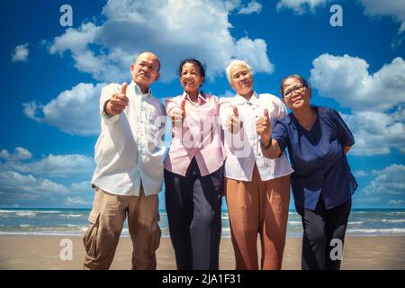 Groupe de personnes âgées asiatiques homme et femmes heureux temps sur la plage Banque D'Images