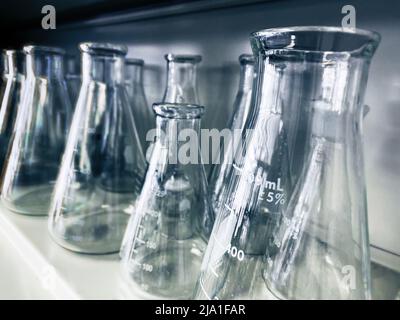 Verrerie de laboratoire sur une étagère. Erlenmeyer dans un laboratoire. Banque D'Images