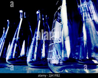 Verrerie de laboratoire sur une étagère. Erlenmeyer dans un laboratoire. Banque D'Images