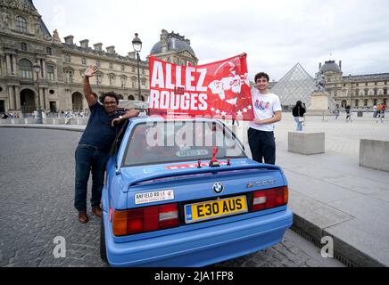 Mel Singh et Leo de Birmingham posent pour des photos devant le Musée du Louvre à Paris, avant la finale de la Ligue des champions de l'UEFA de samedi au Stade de France à Paris. Date de la photo: Jeudi 26 mai 2022. Banque D'Images