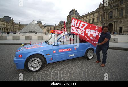 Mel Singh et Leo de Birmingham posent pour des photos devant le Musée du Louvre à Paris, avant la finale de la Ligue des champions de l'UEFA de samedi au Stade de France à Paris. Date de la photo: Jeudi 26 mai 2022. Banque D'Images