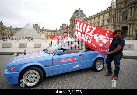 Mel Singh et Leo de Birmingham posent pour des photos devant le Musée du Louvre à Paris, avant la finale de la Ligue des champions de l'UEFA de samedi au Stade de France à Paris. Date de la photo: Jeudi 26 mai 2022. Banque D'Images