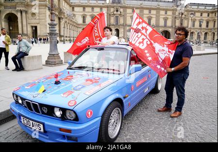 Mel Singh et Leo de Birmingham posent pour des photos devant le Musée du Louvre à Paris, avant la finale de la Ligue des champions de l'UEFA de samedi au Stade de France à Paris. Date de la photo: Jeudi 26 mai 2022. Banque D'Images