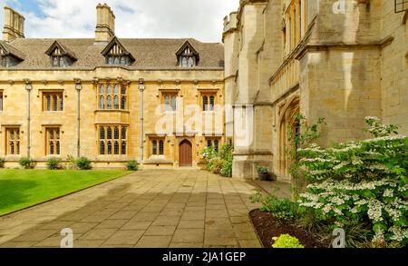 OXFORD CITY ENGLAND MAGDALENE COLLEGE ST JOHNS QUAD LES LITS DE FLEURS Banque D'Images