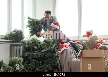 Jeune père avec un jeune fille décorant l'arbre de Noël ensemble Banque D'Images