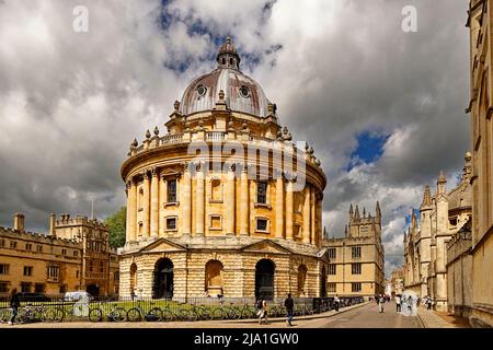 OXFORD CITY ENGLAND RADCLIFFE SQUARE LE BÂTIMENT DE CAMÉRA RADCLIFFE ET REGARDER VERS CATTE STREET DEVANT TOUTES LES ÂMES Banque D'Images