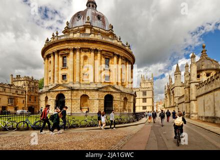 OXFORD CITY ENGLAND RADCLIFFE SQUARE LE BÂTIMENT DE CAMÉRA RADCLIFFE ET EN REGARDANT CATTE STREET Banque D'Images