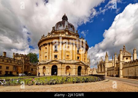 OXFORD CITY ENGLAND RADCLIFFE SQUARE LE RADCLIFFE CAMÉRA BÂTIMENT CATTE STREET ET ALL SOULS COLLEGE Banque D'Images