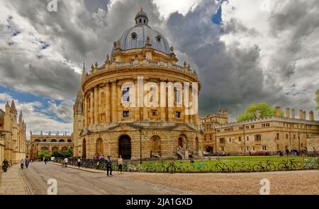 OXFORD CITY ENGLAND RADCLIFFE SQUARE LE RADCLIFFE CAMÉRA BÂTIMENT CATTE STREET ET VÉLOS Banque D'Images