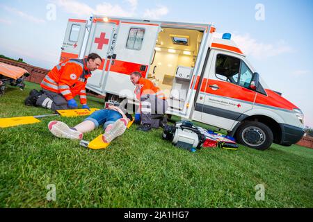 Landesbergen, Allemagne. 11 mai 2022: Paramédics allemands de Deutsches Rotes Kreuz, travaille sur un site d'urgence. Deutsches Rotes Kreuz est le R national Banque D'Images