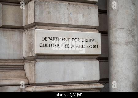 Londres, Royaume-Uni - 3 mai 2022 : le signe du Département du numérique, de la Culture, des médias et du Sport à Londres Banque D'Images