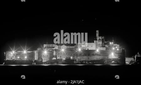 L'îlot de Penon de Alhucemas au Maroc de nuit en noir et blanc Banque D'Images