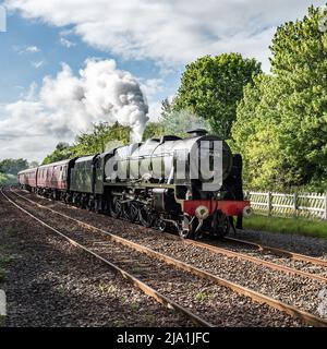 Scots Guardsman 46115 passe par long Preston le 26th mai 2022. Excursion en train à vapeur historique Settle & Carlisle Line de retour à York. Banque D'Images