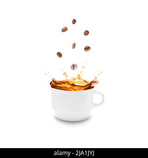 Le café est versé dans une tasse avec des éclaboussures et des grains de café sur un fond blanc. Banque D'Images