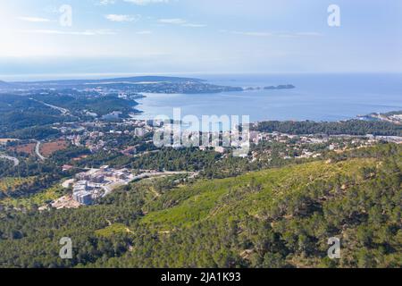 Vue aérienne de Peguera depuis la montagne avec les hôtels et les plages. Mer en arrière-plan. Majorque, Iles Baléares, Espagne Banque D'Images