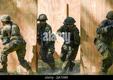 Grafenwoehr, Bayern, Allemagne. 13th mai 2022. Des soldats américains de l'escadron de l'ingénieur régimentaire (RES), du 2nd Cavalry Regiment et des soldats allemands de la Panzerbrigade 12 entrent et se délogent dans une salle lors du Pioneer Challenge, dans la zone d'entraînement de Grafenwoehr des commandements de l'armée de 7th, en Allemagne, le 13 mai 2022. Pioneer Challenge est un événement d'entraînement exigeant physiquement qui intègre des tâches et des compétences militaires spécifiques à la RES pour promouvoir la cohésion et l'esprit de corps parmi la formation Pioneer et leurs partenaires allemands. Crédit: Armée américaine/ZUMA Press Wire Service/ZUMAPRESS.com/Alamy Live News Banque D'Images