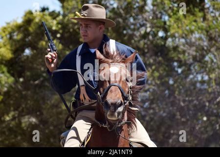 Californie, États-Unis. 13th mai 2022. Un soldat affecté au Détachement de cheval du Régiment de cavalerie blindé de 11th démontre ses habiletés d'équitation lors de la Journée des langues du Centre des langues étrangères de l'Institut des langues de la Défense au Presidio de Monterey, en Californie, le 13 mai. Le 11th Cavalry Regiment a été affecté à l'origine au Presidio en juillet 1919, et l'unité de cérémonie est dédiée à la préservation de l'histoire et des traditions de l'unité originale. Crédit: Armée américaine/ZUMA Press Wire Service/ZUMAPRESS.com/Alamy Live News Banque D'Images