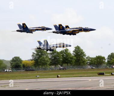 26 mai 2022, New York, New York, États-Unis : 26 mai 2022 NEW YORK - les Blue Angels arrivent pour le spectacle aérien de Bethpage Federal Credit Union à Jones Beach. Les Blue Angels arrivent à l'aéroport de Republic à Farmingdale, dans l'État de New York, pour préparer le spectacle aérien du week-end des fêtes du souvenir. Les Blue Angels est un escadron de démonstration de vol de la Marine des États-Unis. Créé en 1946, (Credit image: © Bruce Cotler/ZUMA Press Wire) Banque D'Images