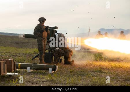 Japon. 10th mai 2022. Marines des États-Unis avec 1st Bataillon, 3D Marines, 3D Marine Division tir un SYSTÈME DE MISSILES DE REMORQUAGE au centre d'entraînement d'armes combinées, Camp Fuji, Japon, 10 mai 2022. Cet exercice a permis de tester et de renforcer la capacité des Marines à mener des opérations distribuées, tout en démontrant leur volonté de sécuriser et de défendre rapidement les terrains clés afin de maintenir la sécurité régionale. 1/3 est déployé dans l'Indo-Pacifique sous 4th Marines dans le cadre du Programme de déploiement de l'unité. Crédit : U.S. Marines/ZUMA Press Wire Service/ZUMAPRESS.com/Alamy Live News Banque D'Images