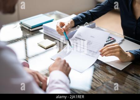 Jeune Conseiller financier facture discuter avec son client sur le lieu de travail Banque D'Images