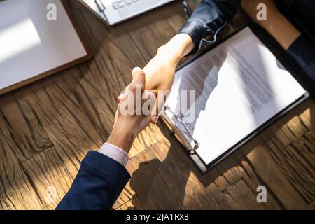 Entrevue de dotation au bureau. Poignée de main de la réunion du recruteur juridique Banque D'Images