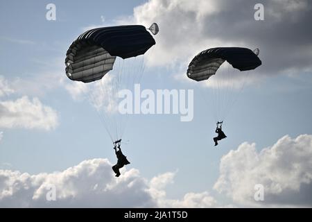 5 mai 2022 - Eglin Air Force base, Floride, États-Unis - les opérateurs de tactiques spéciales de la US Air Force avec la 24th Special Operations Wing, Hurlburt Field, Floride, conduisent un saut militaire en parachute en chute libre pendant Emerald Warrior 22,1 près de Eglin Range, Floride, le 5 mai 2022. Emerald Warrior est le plus important exercice d'opérations spéciales conjointes impliquant la formation des forces de commandement des opérations spéciales des États-Unis pour répondre à diverses menaces au-dessus et au-dessous du seuil des conflits armés, tout en se concentrant sur les relations entre les États-Unis et les pays partenaires et en mettant l'accent sur l'interopérabilité des forces conjointes. (Image de crédit : © U.S. Air F Banque D'Images