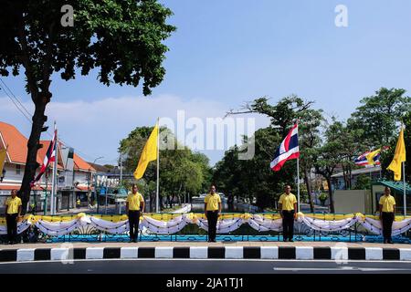 Les supporters se tiennent en formation sur un pont pendant la procession royale du roi Maha Vajiralongkorn. Des gens se sont alignés dans les rues de Bangkok pour célébrer le couronnement du roi Vajiralongkorn couronné lors d'une cérémonie religieuse plus de deux ans après avoir été monté sur le trône après la mort de son père, le roi Bhumibol Adulyadej. Banque D'Images