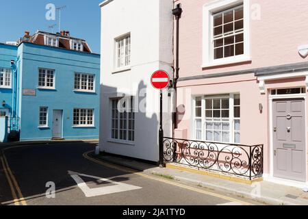 Londres, Grand Londres, Angleterre, mai 14 2022: Rue colorée juste à côté de Kings Road à Chelsea avec un panneau de route sans entrée. Banque D'Images