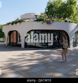 Londres, Grand Londres, Angleterre, 14 mai 2022: Lady Outside Vardo, un restaurant circulaire moderne avec terrasse florale sur le toit de Kings Road. Banque D'Images