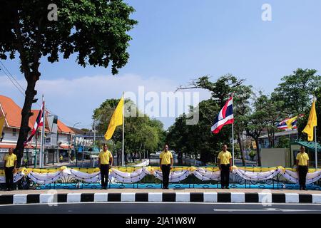 Bangkok, Thaïlande. 5th mai 2019. Les supporters se tiennent en formation sur un pont pendant la procession royale du roi Maha Vajiralongkorn. Des gens se sont alignés dans les rues de Bangkok pour célébrer le couronnement du roi Vajiralongkorn couronné lors d'une cérémonie religieuse plus de deux ans après avoir été monté sur le trône après la mort de son père, le roi Bhumibol Adulyadej. (Image de crédit : © Eduardo Leal/SOPA Images via ZUMA Press Wire) Banque D'Images