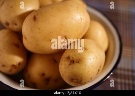 Crus, entiers, d'or du yukon, pommes de terre dans un bol Banque D'Images