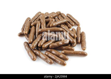 Pile de petits bâtonnets de cachets recouverts de chocolat et isolés sur fond blanc Banque D'Images