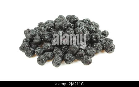 Pile de petits fruits secs confits isolés sur fond blanc. aronia séché Banque D'Images