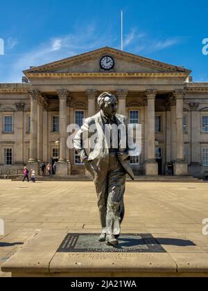 Statue de bronze ensoleillée de Harold Wilson par le sculpteur socialiste Ian Walters situé sur la place St George, à l'extérieur de la gare de Huddersfield. West Yworks. ROYAUME-UNI. Banque D'Images