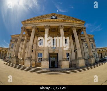 Photo en œil de poisson de la façade extérieure de la gare de Huddersfield vue de la place St George. Banque D'Images