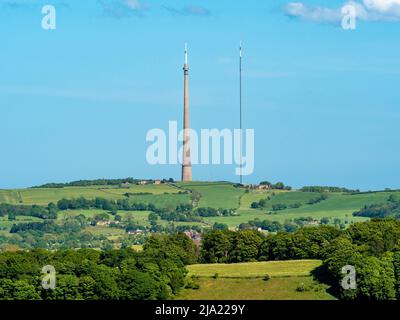 Émetteur Emley Moor, tour en béton de catégorie II, (actuellement en cours de réparation), avec un second mât temporaire à droite. Huddersfield. ROYAUME-UNI. Banque D'Images