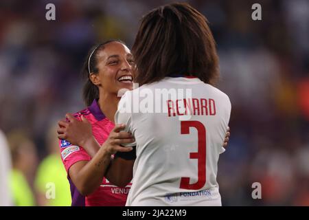Turin, Italie, 21st mai 2022. Sarah Bouhadi, de Lyon, célèbre avec son coéquipier et capitaine Wendie Renard à la suite de la victoire de 3-1 le match de l'UEFA Womens Champions League au stade Juventus, à Turin. Le crédit photo devrait se lire: Jonathan Moscrop / Sportimage Banque D'Images
