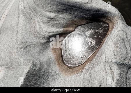 Formations rocheuses dans la rivière Verzasca, près de Lastezzo, vallée de la Verzasca, Valle Verzasca, Canton du Tessin, Suisse Banque D'Images