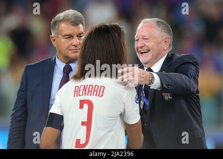 Turin, Italie, 21st mai 2022. Joan Laporta, présidente du FC Barcelone, regarde Jean-Michel Aulas, président de l'Olympique Lyonnais, embrasse Wendie Renard de Lyon lors de la cérémonie de remise des trophées qui a suivi la victoire de 3-1 lors du match de l'UEFA Womens Champions League au stade Juventus de Turin. Le crédit photo devrait se lire: Jonathan Moscrop / Sportimage Banque D'Images
