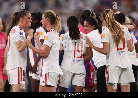 Turin, Italie, 21st mai 2022. Sara Bjork Gunnarsdottir, de Lyon, célèbre avec sa coéquipier Amandine Henry à la suite de la victoire de 3-1 le match de l'UEFA Womens Champions League au stade Juventus, à Turin. Le crédit photo devrait se lire: Jonathan Moscrop / Sportimage Banque D'Images