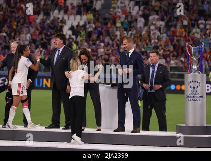 Turin, Italie, 21st mai 2022. Aleksander Ceferin, le président de l'UEFA, regarde Theodore Theodoridis le secrétaire général de l'UEFA qui tremble avec Selma Bacha de Lyon et Nadine Kessler le chef de l'UEFA à WomenÕs football embrasse Sonia BomPasteur l'entraîneur-chef de Lyon lors de la cérémonie de remise des trophées à la suite du match de la Ligue des champions des femmes de l'UEFA au stade Juventus de Turin. Le crédit photo devrait se lire: Jonathan Moscrop / Sportimage Banque D'Images