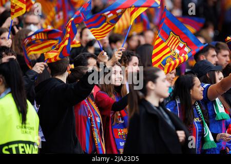 BARCELONE - avril 22 : les fans brandient des drapeaux lors du match de l'UEFA Women's Champions League entre le FC Barcelone et le VfL Wolfsburg au Camp Nou Stadium on Banque D'Images