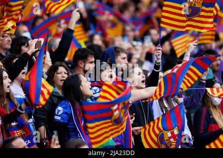 BARCELONE - avril 22 : les fans brandient des drapeaux lors du match de l'UEFA Women's Champions League entre le FC Barcelone et le VfL Wolfsburg au Camp Nou Stadium on Banque D'Images