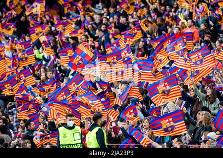 BARCELONE - avril 22 : les fans brandient des drapeaux lors du match de l'UEFA Women's Champions League entre le FC Barcelone et le VfL Wolfsburg au Camp Nou Stadium on Banque D'Images