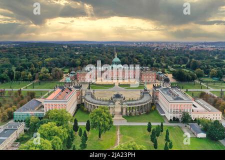 Tir de drone, photo de drone de l'Université de Potsdam, du Nouveau Palais, Palace Theatre au lever du soleil, banlieue de Brandebourg, Potsdam, Brandebourg, Allemagne Banque D'Images