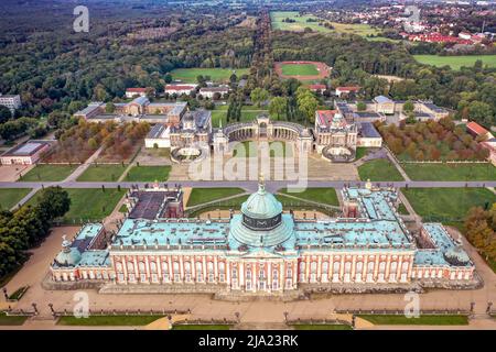 Tir de drone, photo de drone de l'Université de Potsdam, du Nouveau Palais, Palace Theatre au lever du soleil, banlieue de Brandebourg, Potsdam, Brandebourg, Allemagne Banque D'Images