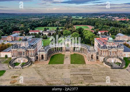 Tir de drone, photo de drone de l'Université de Potsdam, Palace Theatre au lever du soleil, banlieue de Brandebourg, Potsdam, Brandebourg, Allemagne Banque D'Images